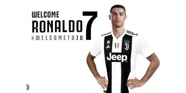 Ronaldo-Familie, die ein Juventus-Trikot trägt